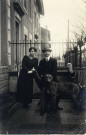 [Photographie de Yvonne Hourte et Charles Schontz dans la cour avant d'une maison en compagnie d'un chien au début des années 1920]