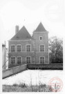 La maison des Baillis à Rodemack, depuis le terre-plein de l'école. Façade Ouest