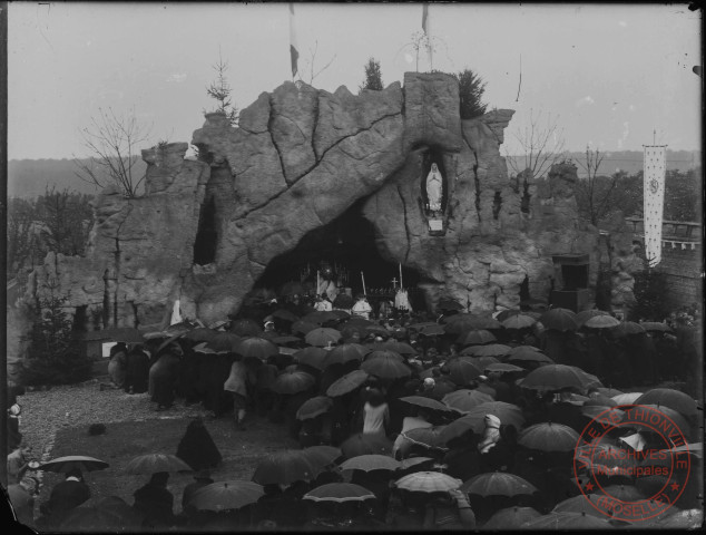 Cérémonie religieuse dans une réplique de la grotte de Notre-Dame de Lourdes