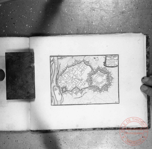 Plan de la ville, citadelle et château de Casal (aujourd'hui ville d'Italie, Casale Monferrato), extrait de "Les plans et profils des principales villes et lieux considérables du Duché du Luxembourg", par le Chevalier de Beaulieu (vers 1660-1665)