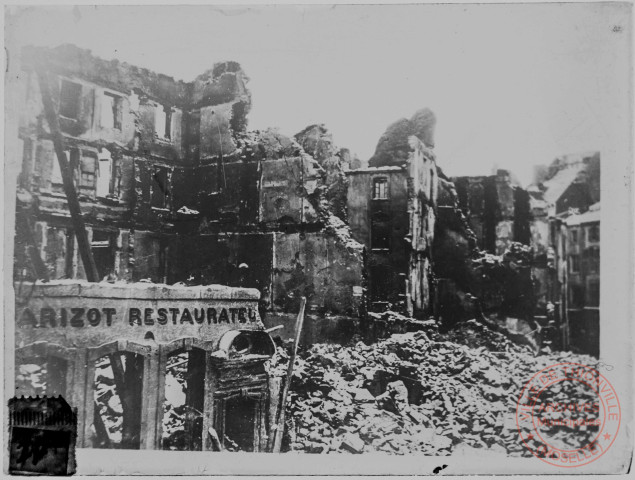 [La rue Brûlée après les bombardements de 1870. En premier plan le restaurant Parizot détruit]