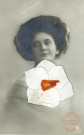 [Portrait d'une femme surmonté d'une fleur en papier]