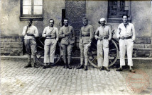 [Soldats fumant leur cigarette devant les casernes Cormontaigne de Thionville]3 mai 1924