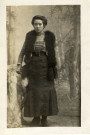 [Photographie d'une jeune femme avec une étole de fourrure