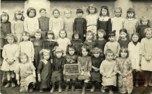 [Photographie d'une classe de jeunes filles de l'école primaire de Beauregard dans les années 1920]