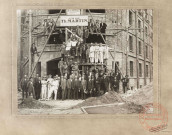 [Photographie d'un groupe d'ouvriers posant devant un chantier (futur OPHLM) situé au 26 avenue Albert 1er. Architecte Jean Murez et entreprise Th. Martin]