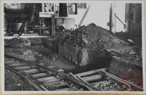 Extrémité ouest de la halle de coulée. Au moment de la prise de vue, la halle de coulée était déjà nettoyée, mais le chantier au premier plan est encore tel qu'il a été abandonné par les allemands. Un tel aspect se retrouve dans l'aciérie à de nombreux exemplaires.