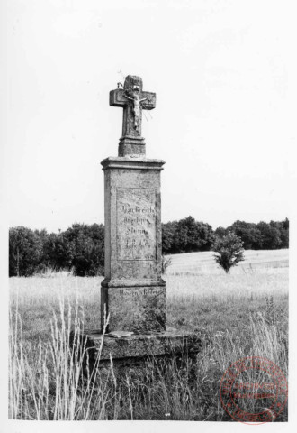 Croix des champs de 1877 à Breistroff-la-Grande en bordure de chemin rural après l'église (point culminant)