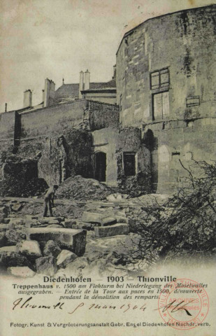 Diedenhofen 1903 = Thionville : Treppenhaus v. 1500 am Flohturm bei Niederlegung des Moselwalles ausgegraben = Entrée de la Tour aux puces en 1500, découverte pendant la démolition des remparts