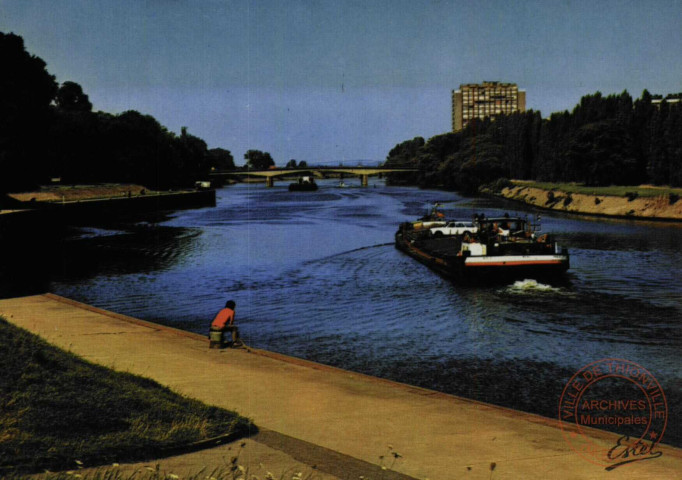 Thionville (Moselle) - La Moselle vers le pont des Alliés et 'l'Européen'