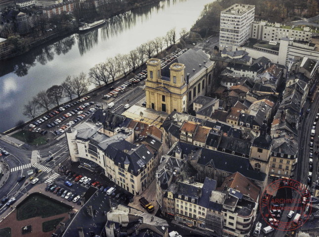 Vue aérienne de Thionville - Centre-ville du Quai Crauser jusqu'au parc Wilson (Eglise Saint-Maximin, Beffroi)