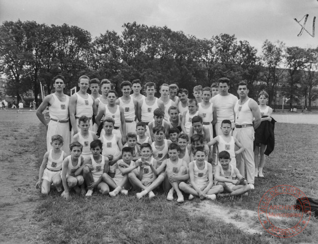 [Manifestation sportive au stade Jeanne d' Arc. Photo de groupe d'une équipe sportive]