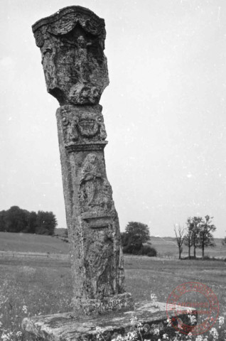Calvaire (Christ en croix) situé à Basse-Rentgen. Lieu-dit Grosswiese, croix de chemin érigé au XVIIIe, disparue après 1977