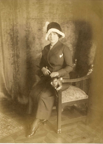 [Photographie d'une femme en 1912]