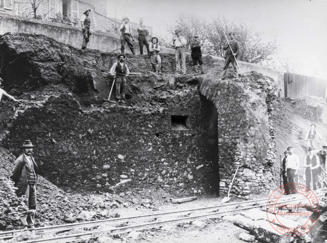 [Ouvriers travaillant à la démolition des remparts quai de la Moselle (actuel quai Marchal) en 1902]