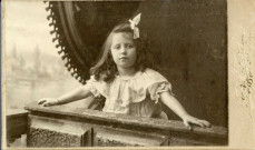 [Portrait de Yvonne Hourte en 1904]