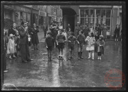 Foire exposition de 1948 - Jeux d'enfants dans la rue, course à la petite cuillère avec un œuf. Une autorité civile donne le départ de la course au sifflet