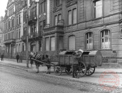 Véhicule hippomobile du service de ramassage des ordures ménagères. M. BOELINGER, père