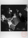 Prix Goncourt 1949 : L'écrivain COLETTE, membre du jury du prix Goncourt arrive au restaurant Drouant. Le jury réunit autour d'une table est entouré par les photographes.