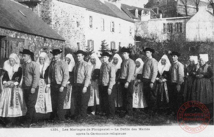 Cartes d'Autrefois (1890-1920) - Folklore et traditions - Les mariages de Plougastel - Le défilé des Mariés après la cérémonie religieuse