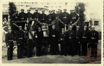 [Réception des cloches à Hunting en présence du curé, des pompiers et de jeunes filles en costume lorrain]