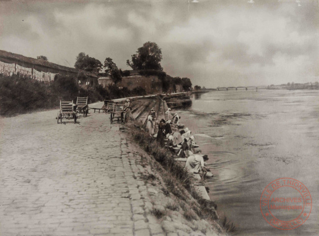 [Thionville - Les lavandières au bord de la Moselle, à hauteur de la Mairie, avant 1902]