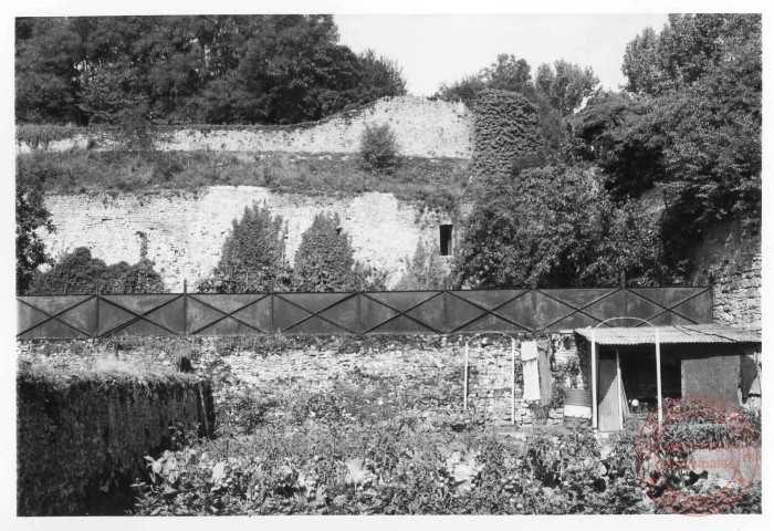Mur d'enceinte du château de Rodemack, côté Est, vu depuis les jardins de la place Monseigneur Pelt