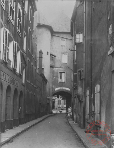 [Rue des Clarisses et entrée de la Cour du Château - N.E. Wagner succ.]