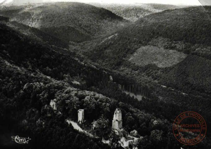 Saverne (Bas-Rhin) : Vue aérienne : Le Griffon vue du Haut-Barr