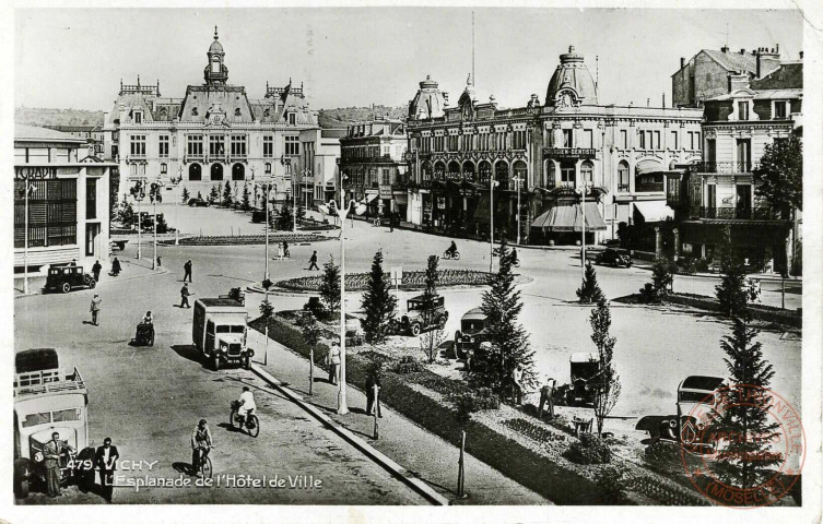 VICHY - L'Esplanade de l'Hôtel de Ville