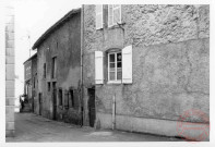 Rue de l'église à Rodemack. Porte 1565, restaurée 1724