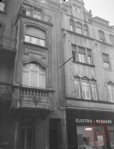 [Vue de façade d'un immeuble avec magasin d'électro ménager, 4 et 6 rue d'Angleterre]