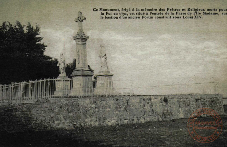 Ce Monument, érigé à la mémoire des Prêtres et Religieux morts pour la Foi en 1794, est situé à l'entrée de la Passe de l'île Madame, sur le Bastion de l'ancien Fortin construit sous Louis XIV.