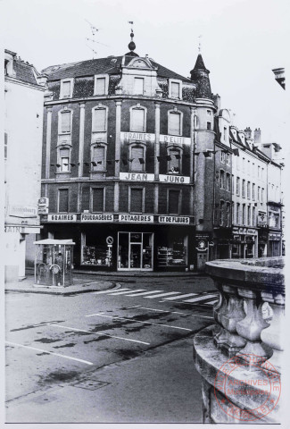 [Magasin Graines d'élite de Jean Jung (graines fourragères, potagères et de fleurs), à l'angle de la rue Georges Ditsch et rue de la Grande Duchesse Charlotte dans les années 1970]