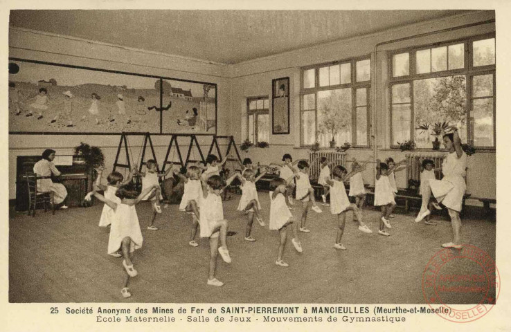 25 - Société Anonyme des Mines de Fer de Saint-Pierremont à Mancieulles (Meurthe-et-Moselle) - Ecole maternelle, salle de jeux, mouvements de gymnastique