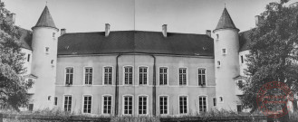 Façade principale du château XVIIIe de Roussy-le-Bourg