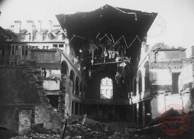 Libération de Thionville. Le Trianon-Palace rue d'Angleterre, salle de danse détruite par les bombardements vue de la cour