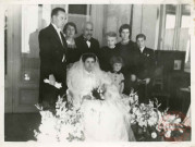 Photo de famille avec les mariés. La mariée est Renée