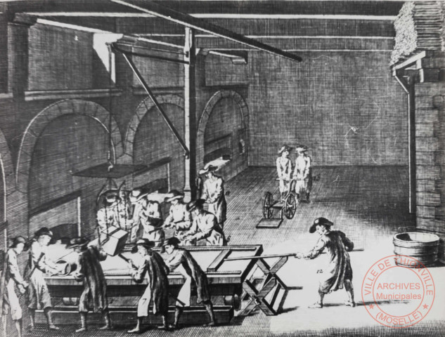 [Illustration ancienne représentant comment verser une plaque de verre, le point culminant de la fabrication de celle-ci. Publié dans "Encyclopédie picturale Diderot des métiers et de l'industrie"]