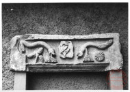 Linteau de porte situé à Garche (Thionville), près de la rue des Tisserands