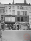 [Vue de la façade de la quincaillerie Schmitt en travaux, place du Marché]