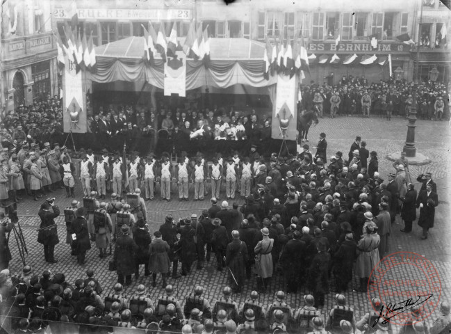 Poincaré Président de la République remet la croix de la Légion d'Honneur à Zimmer Maire de la Ville de Thionville