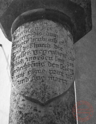 Calvaire (croix double) situé devant la chapelle Saint-Hippolyte, 1 rue Saint-Hippolyte à Haute-Rentgen (commune de Basse-Rentgen). Croix érigée vers 148X (la lecture du 4e chiffre étant illisible, date portée sur le fût) pour le capitaine Peter Blager à la mémoire de ses soldats tombés près de Rodemack. Deux statuettes ont disparu