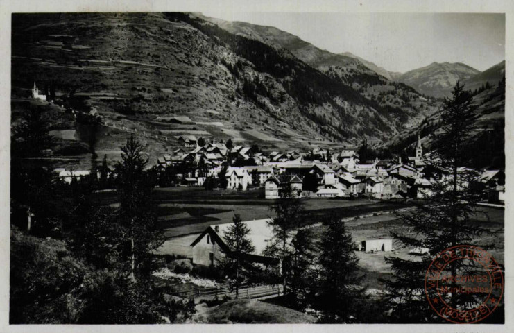 Abriès (Hautes-Alpes) alt. 1547 m. : Vue générale et le Calvaire