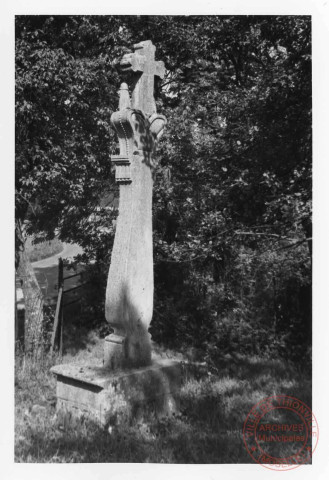 Bilsdstock situé à Fixem au lieu-dit "Lach". Croix érigé en 1807 pour Elizabeth Hirtzman. Sujet : Christ en croix, cœur percé de 3 clous, épis de blé