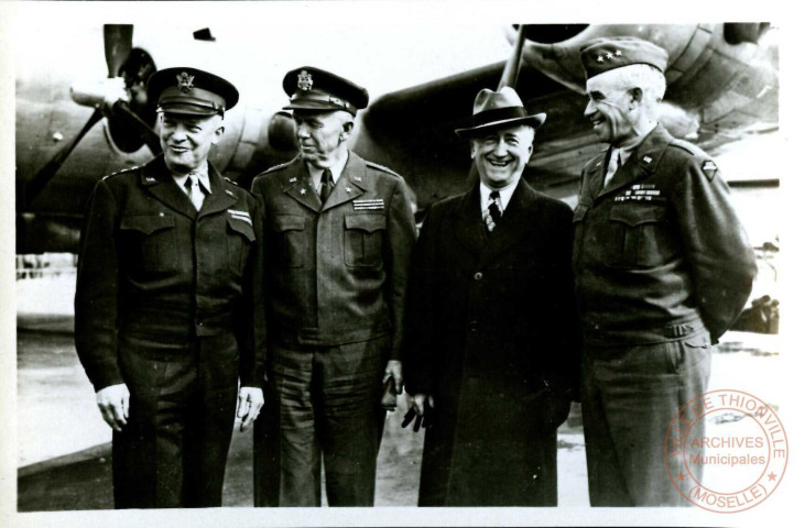 Les généraux américains EISENHAUER, BRADLEY et MARSHALL.