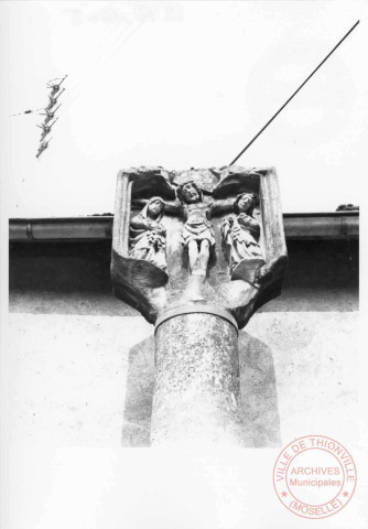 Bildstock situé place de la Fontaine à Rodemack. Calvaire du XVe, Christ en croix, Vierge et Saint-Jean
