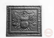 Plaque de cheminée : les armes de France, XVIIe située sur la façade de l'église Saint-Denis de Roussy-le-Village. Transcription sur la plaque : NEC PLVBIBVS IMPAR