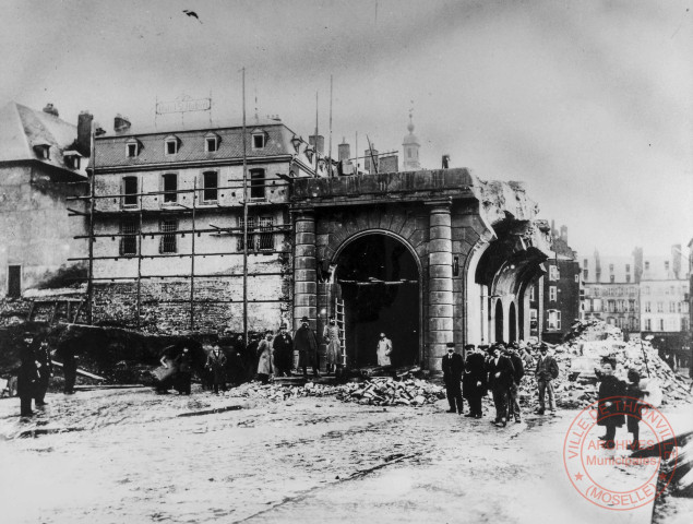 [Démolition de la porte du Pont de la Moselle]
