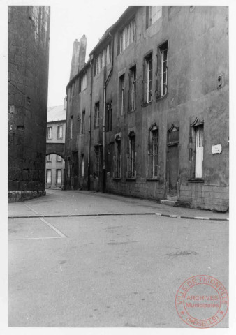 Cour du Château, ruelle entre la Tour aux Puces et l'ancienne maison des Raville - Thionville